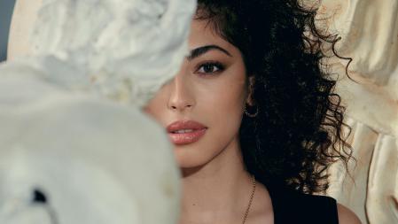 La actriz lleva un vestido negro de Dior, collar Clash punk en oro rosa con ónix y anillo Clash en oro rosa firmado por Cartier