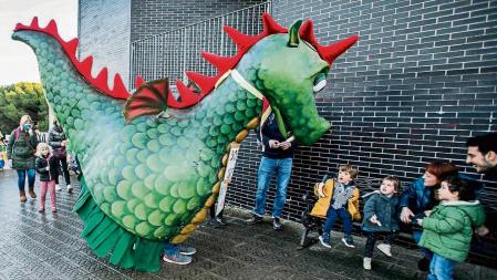 foto XAVIER CERVERA 18/12/2021 escola turo del drac, canet de mar (maresme, provincia barcelona) es una escuela q este mes ha estado en el 'ojo de huracan' en el centro de la polemica porque un juez ha dictaminado -por la queja de una familia q lleva sus nino/s a este centro d primaria- q el 25% de las clases o asignaturas se tienen q impartir en lengua castellana o española, provocando una tormenta politica y mediatica... los viernes a las 4.30pm cuando salen los estudiantes menores de la escuela se reunen juntan alrededor del drac (d fibra d vidrio de 60kg) mientras juegan y cantan canciones (en esta epoca de navidad, en catalan castellano e ingles)