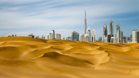 Vista desde el desierto del distrito financiero, que está coronado por la torre Jalifa, el edificio más alto del mundo, que cuenta con un par de miradores para los turistas