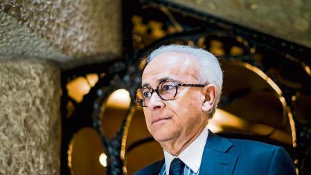 foto XAVIER CERVERA 22/03/2018 António C. Rosa Damásio (Lisboa, 25 de febrero de 1944) es un famoso médico neurólogo de origen portugués. Trabaja junto a su esposa, la médica y profesora Hanna Damásio. Damásio estudió medicina en la Facultad de Medicina de la Universidad de Lisboa, donde realizó también su rotación como residente y completó su doctorado. Más tarde, se trasladó a Estados Unidos como investigador visitante durante seis meses en el Aphasia Research Center (Centro para la investigación de las afasias) en Boston. Allí, su trabajo sobre neurología del comportamiento estuvo bajo la supervisión de Norman Geschwind. Es profesor de la cátedra David Dornsife de Psicología, Neurociencia y Neurología en la Universidad del Sur de California, donde dirige el Institute for the Neurological Study of Emotion and Creativity de los Estados Unidos (Instituto para el estudio neurológico de la emoción y de la creatividad). Antes de llegar a este puesto universitario, en 2005, Damásio fue profesor de la cátedra M.W. Van Allen y Jefe de Neurología en el Centro Médico de la Universidad de Iowa. Su carrera en Iowa se prolongó entre 1976 y 2005. Además de ser un conocido investigador en varias áreas de las neurociencias, es un autor de éxito de libros de ciencia de tipo divulgativo. Está casado con Hanna Damásio, colega y coautora de varios de sus libros. Presenta su libro 'El extrano orden de las cosas', editorial Destino ;retratado en la Pedrera, Barcelona