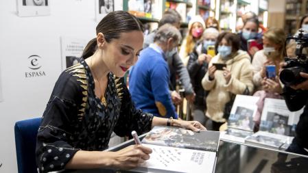 Tamara firma ejemplares de su libro de recetas. La cola era interminable.