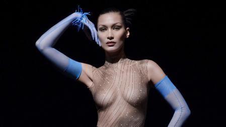Bella Hadid en el desfile online de Mugler para la colección 2021 Ready To Wear