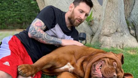 Messi juega con su perro Hulk