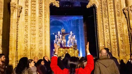 La imagen del Cristo de Buena Muerte al paso en el que procesionará en la ‘madrugá' de Utrera
