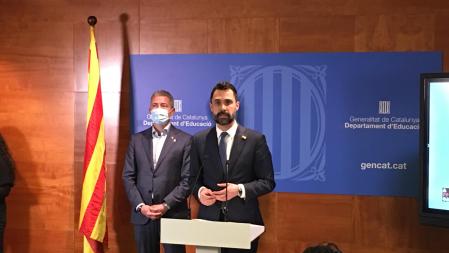 El conseller de Empresa i Treball, Roger Torrent (hablando) y el de Educació, Josep Gonzàlez-Cambray, en rueda de prensa
EUROPA PRESS
11/04/2022