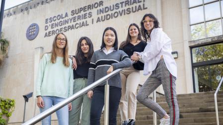 De izquierda a derecha, Clàudia, Alba, Carola, Adriana y Teresa, que están acabando el primer año del máster en ingeniería aeronáutica