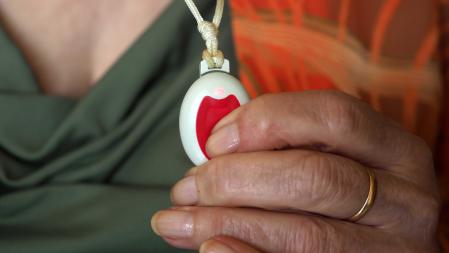 Los dispositivos de teleasistencia como colgantes o relojes son útiles, por ejemplo, en casos de caída.