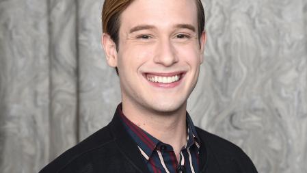 El médium estadounidense Tyler Henry fotografiado en 2019