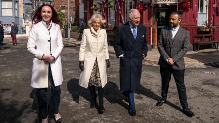Carlos de Gales y Camila de Cornualles a su llegada al set de rodaje de la serie 'Eastenders', acompañados por los productores Kate Oates y Chris Clenshaw