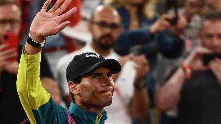 Rafael Nadal saluda al público de París, este viernes