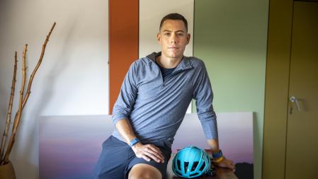 David de la Cruz posa en la sede de Bastos Medical, en Sant Fruitós de Bages, junto a un casco de la firma Limar