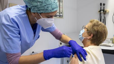 Vacunación contra Covid-19 con Pfizer en el CAP Sant Cugat a mayores de 80 años. Una pareja reciben la vacuna en una consulta médica convertida en punto de vacunación