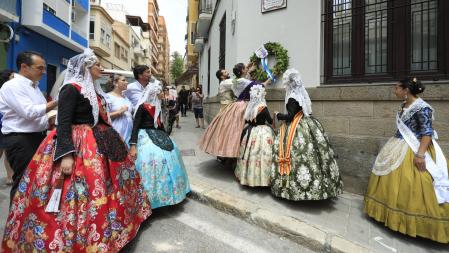 Imagen del homenaje que la Comisión de la Hoguera José María Py realizó ayer al fundador de la fiesta, con motivo del 90 aniversario de su fallecimiento.