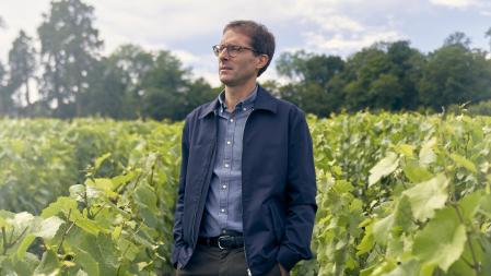 Vincent Chaperon en medio de las viñas que ofrecen las mejores uvas para un champagne único
