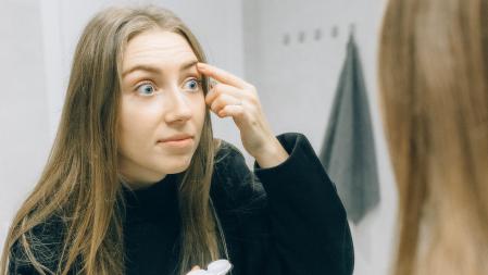 Las lentes de contacto pueden generar una callosidad en el interior del párpado.