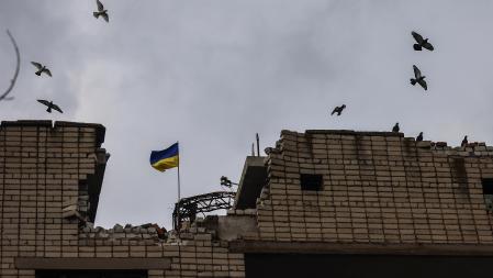 Arkhanhelske (Ukraine), 06/11/2022.- The Ukrainian national flag raised over the destroyed vocational school building in Arkhanhelske, in the northern Kherson region, 06 November 2022. The city of Kherson on the Black Sea coast was seized by Russia in the first month after its invasion of Ukraine on 24 February. Now it appears that Russia might be about to give up at least part of it as it prepares defensive lines for the winter. (Rusia, Ucrania) EFE/EPA/HANNIBAL HANSCHKE