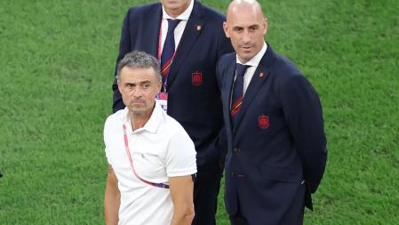 Luis Enrique y Rubiales sobre el césped en la previa del partido contra Marruecos
