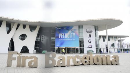 Aspecto de la entrada principal de Fira Barcelona donde se ultiman los preparativos para el Mobile World Congress