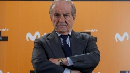 MADRID, 23/05/2023.- El periodista deportivo José María García, uno de los locutores de radio más emblemáticos, posa durante la presentación de 'Supergarcía', la serie documental de Movistar sobre la figura del comunicador este martes en Madrid. EFE/ Juan Carlos Hidalgo