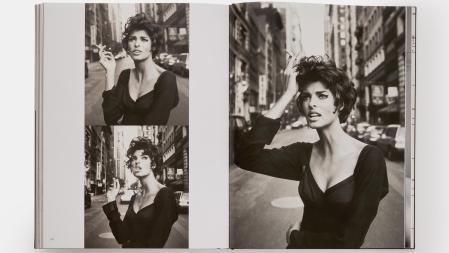 Frente a la cámara de Meisel y emulando a Sofi a Loren, en las páginas de ‘Vogue’, en 1990 © 2023 Steven Meisel.(Estilismo: Brana Wolf. Peluquería: Oribe. Maquillaje:
François Nars)