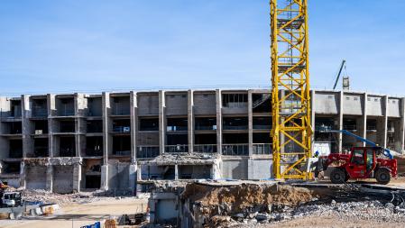 En un primer plano, una de las grandes grúas de Limak en el Camp Nou