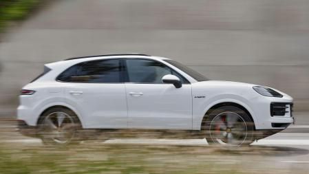 La eficiente variante híbrida Cayenne e-Hybrid puede recorrer hasta 90 km en 
modo cero emisiones