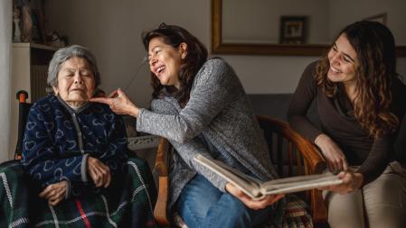 La generación sándwich está enmedio de padres dependientes e hijos que todavía necesitan ayuda y atención