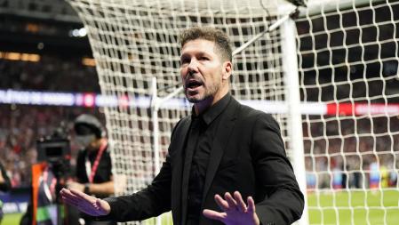 Soccer Football - LaLiga - Atletico Madrid v Real Madrid - Metropolitano, Madrid, Spain - September 29, 2024 Atletico Madrid coach Diego Simeone talks to the Atletico Madrid fans as play is stopped due to crowd trouble REUTERS/Ana Beltran