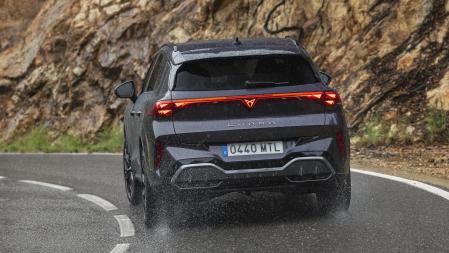 El equipamiento de serie incluye asistente de atención y somnolencia que emite avisos acústicos y visuales cuando el conductor está distraído o cansado 