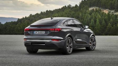 El diseño de la luneta trasera presenta una curva ascendente, un rasgo distintivo compartido por todos los Sportback&nbsp;