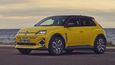 Las tres plazas traseras del coche no son especialmente espaciosas; hay poco espacio para pies y cabeza 