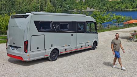 Las ventanas laterales y las claraboyas dejan pasar la luz natural e incrementan la sensación de espacio interior 