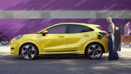 Enchufado a una toma rápida, una recarga del 10 al 80 por ciento tarda aproximadamente 23 minutos 