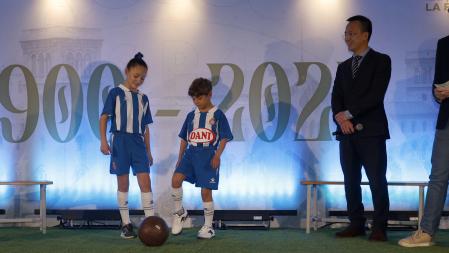 Saque inicial de la celebración, a cargo de Max e Ivet, futbolistas de la cantera blanquiazul