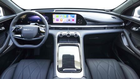 La parte central del salpicadero integra la gran pantalla táctil panorámica de 24,6 pulgadas formada por dos pantallas contiguas de 12,3”