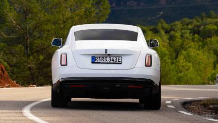 La autonomía eléctrica anunciada por la marca de la estatuilla alada para la más potente de las versiones sin emisiones del Spectre se sitúa en un rango de 493 a 530 kilómetros&nbsp;