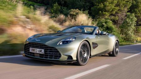 El Vanquish Volante posee los mismos niveles de dinámica de conducción de un superdeportivo, pero con el refinamiento de marcha que se requiere de un buque insignia para circular a techo descubierto&nbsp;