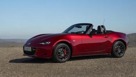 El MX-5 de Mazda se ofrece en versiones de techo de lona y techo rígido (Retractable Fastback), algo más caras