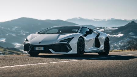 Sus 4,94 m de largo, 2,03 de ancho y 1,16 de alto son proporciones que no invitan a callejear o maniobrar alegre y despreocupadamente&nbsp;