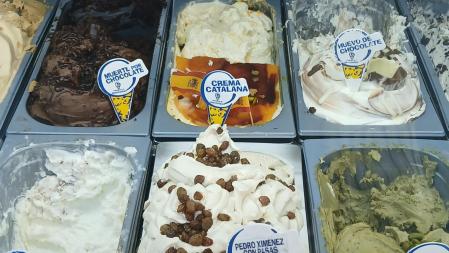 Gelat de crema catala amb dues banderes d'Espanya, a Jerez