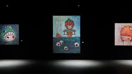 Además de sus figuras el artista también expone en lámina