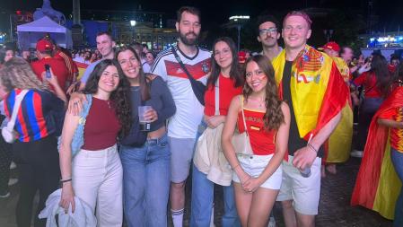 Ainara junto a su circulo de españoles en Alemania