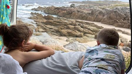 Cuando viajan en la furgoneta, los hijos de la activista se olvidan de las pantallas y disfrutan de la naturaleza&nbsp;