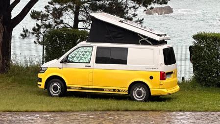 Sindy Takanashi se mueve en esta furgoneta Volkswagen Transporter T6 camperizada