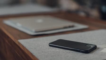 El móvil boca abajo es señal de respeto.