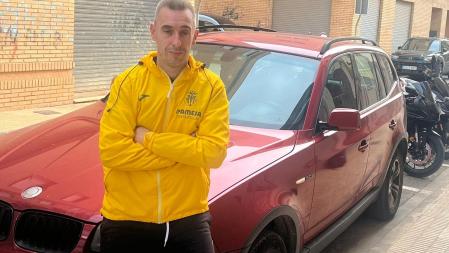 Javier Vílchez posa junto al coche que le donó un empleado del Villarreal, equipo del que es fiel seguidor 