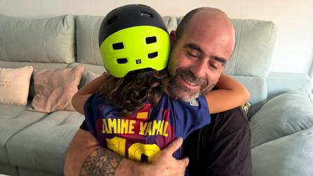 Roberto abraza a su hijo Romeo, vestido con la camiseta del Barcelona