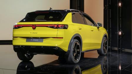 Está disponible en un total de seis acabados de pintura: blanco, amarillo, gris, azul, negro noche y rojo; todos los colores se pueden personalizar con el techo en negro