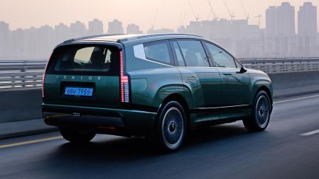 El comportamiento se beneficia de un bajo centro de gravedad, la suspensión electrónica adaptativa y de un reparto de masas optimizado 