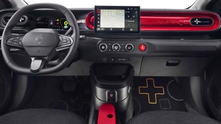 Todas las versiones montan doble pantalla, con un cuadro de instrumentos digital de 7 pulgadas orientado hacia el conductor y una pantalla multimedia central de 10”